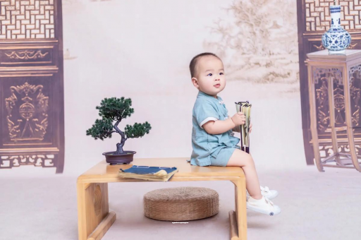 庄河女宝宝换尿布